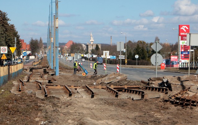 "Tu na razie jest ściernisko, ale będzie..." torowisko! Wydaje się, że błyskawicznie posuwa się modernizacja sieci tramwajowej w Grudziądzu. Na odcinku wzdłuż ul. Chełmińskiej, między ul. Wiejską a Kraszewskiego, nie ma już śladu po starych torach. Pracy przed ekipą jest jednak jeszcze dużo. "Dwójki" pojadą tędy dopiero pod koniec 2022 roku 