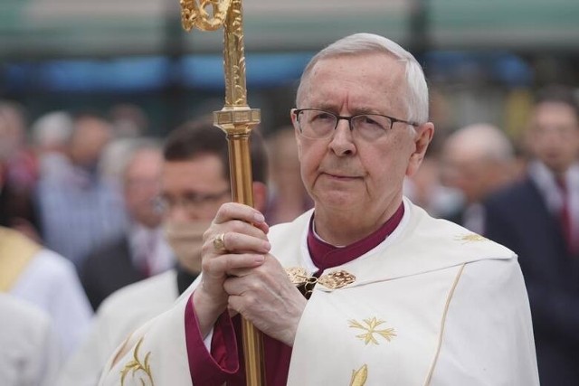 Arcybiskup Stanisław Gądecki zwrócił się w liście do premiera Mateusza Morawieckiego o poluzowanie obostrzeń.