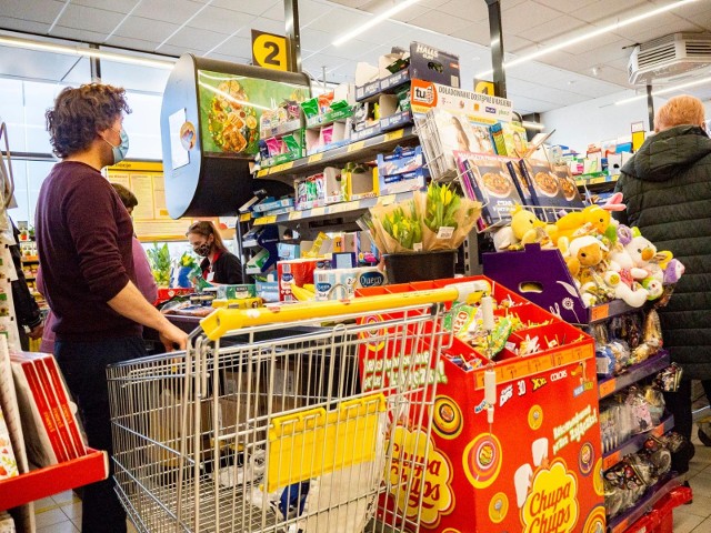 BIEDRONKAW poprzedzającą Boże Ciało środę 2 czerwca prawie 2 tys. 200 sklepów sieci Biedronka będzie czynnych w godzinach od 6.00 do 23.00 lub dłużej.  W czwartek 3 czerwca sklepy sieci Biedronka pozostaną zamknięte. Natomiast w piątek 4 czerwca, aż 50 placówek otworzy się już chwilę po północy. W Boże Ciało - 3 czerwca - i w niedzielę niehandlową - 6 czerwca - Biedronki będą nieczynne. - Biedronka z okazji długiego weekendu szykuje jak zawsze atrakcyjne promocje i wydłuża godziny pracy sklepów. Robimy to, by klienci mogli czuć się bezpiecznie i komfortowo korzystając ze specjalnie dla nich przygotowanej oferty - mówi Paweł Stolecki, dyrektor operacyjny w sieci Biedronka. Przesuwaj zdjęcia w prawo - naciśnij strzałkę lub przycisk NASTĘPNE