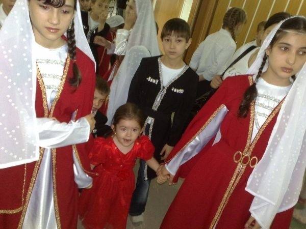 Dzieci czeczeńskie odtańczyły narodowe tańce w ramach projektu &#8220;Ku wzbogacającej różnorodności&#8221; w Szkole Podstawowej nr 37.