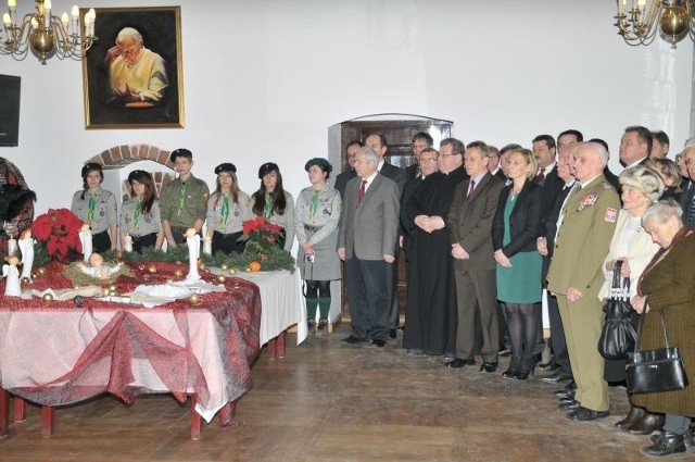 Wokół świątecznego stołu zgromadzili się przedstawiciele władz miejskich, instytucji i stowarzyszeń, duchowni oraz młodzież.