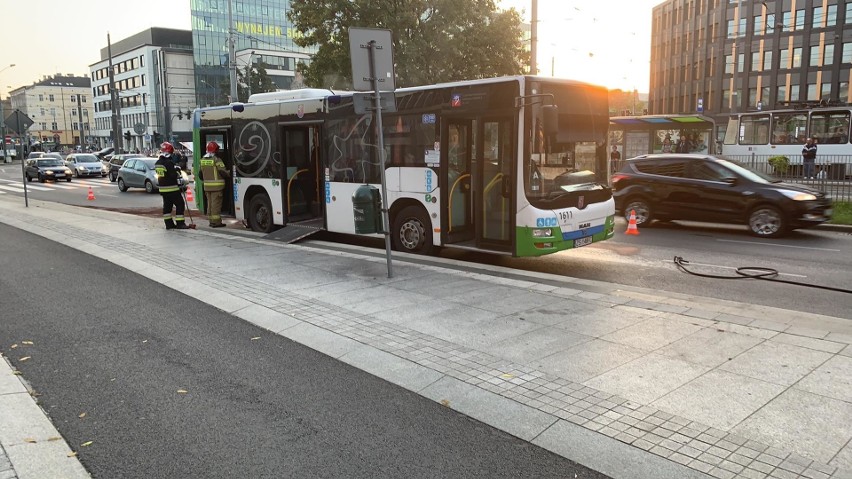 Szczecin. Autobus dał niezłą plamę na przystanku 