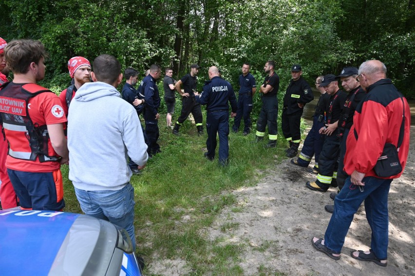 Strażacy oraz policja przeszukiwali zalew w Bolminie i...