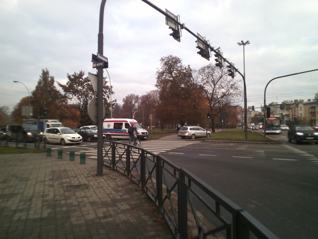 W tym miejscu nie działała sygnalizacja świetlna. Piesza trafiła do szpitala. Do zdarzenia doszło dzisiaj rano na przejściu, które znajduje się przy rondzie Grunwaldzkim. Jak wynika z ustaleń policji, nie działała sygnalizacja świetlna, a kobieta przechodziła przez "zebrę". W tym miejscu znajdują się cztery pasy ruchu. Na czwartym, została potrącona przez nadjeżdżającego volkswagena. Kierowca tłumaczył się, że skupił się na jadących przed nim samochodach i nie zauważył pieszej. Był trzeźwy. Mundurowi zatrzymali jego prawo jazdy.Starsza kobieta została przewieziona do szpitala.