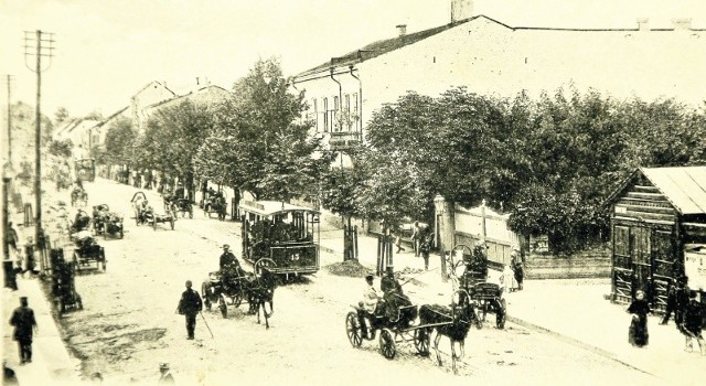 Okres 1900 - 1904. Ulica Lipowa (naprzeciwko obecnego kościoła św. Rocha). Obok furmanek i dorożek tramwaj konny.