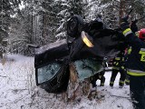 Trzcianka. Tragiczny wypadek na DW 673. Seat nabił się dachem na karcz drzewa (zdjęcia)