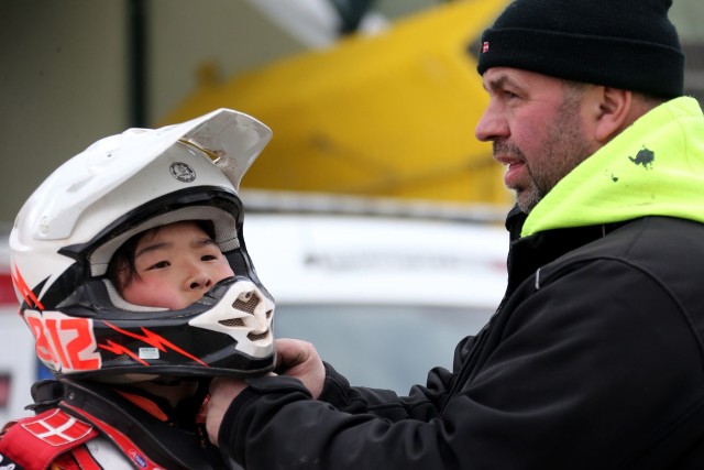 Na stadionie bydgoskiej Polonii rozpoczęło się zgrupowanie reprezentacji Danii i Szwecji w klasie 250 cc. W ekipie tych pierwszych, których trenuje legendarny Erik Gundersen, jest m.in. 14-letni Noah Moos, który ma koreańskie pochodzenie.W piątek kolejne testy młodych żużlowców ze Skandynawii (godz. 10.00-12.00 oraz 14.00-16.00), z kolei w sobotę o godz. 13.00 odbędzie się mecz sparingowy Dania - Szwecja. Wstęp dla kibiców jest darmowy.ZOBACZ ZDJĘCIA Z PIERWSZEGO DNIA TRENINGOWEGO >>> 