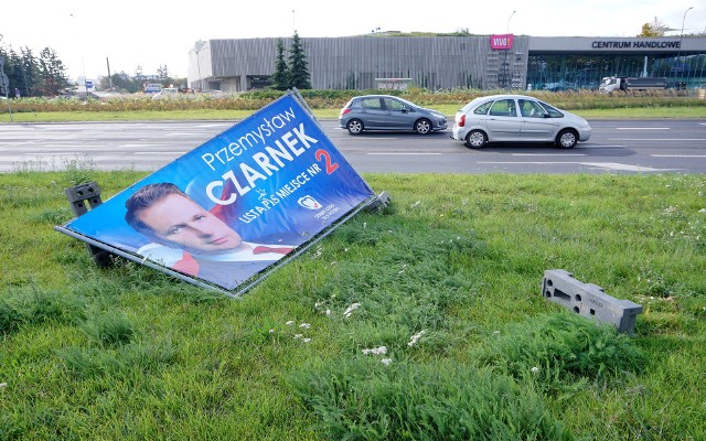 Aleja Tysiąclecia koło ronda Dmowskiego. Teren został opanowany przez polityków i ich banery wyborcze