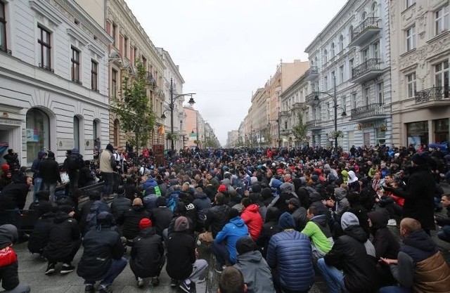 Kibice Widzewa na ul. Piotrkowskiej przed derbami Łodzi 2016