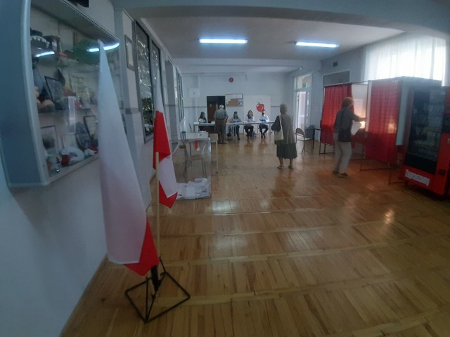 W lokalu wyborczy w Liceum Wyszyńskiego w niedzielę około 9.30 było niewielu głosujących.