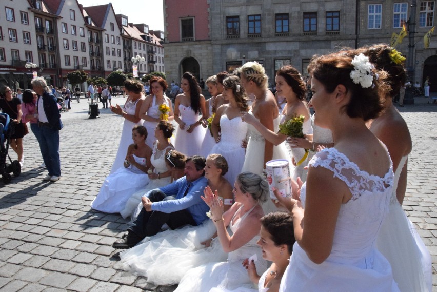 Panny młode na wrocławskim Rynku. Co robiły? [ZDJĘCIA]