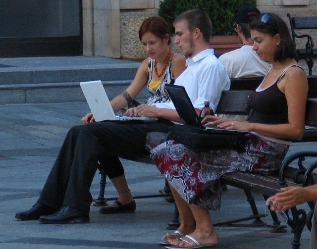 W Przemyślu przybędzie stref z bezpłatnym InternetemBezpłatny dostęp do Internetu to przede wszystkim wygoda dla turystów i mieszkańców. Jeszcze w tym roku sieć hot-spotów wzrośnie w Przemyślu z siedmiu do 22.