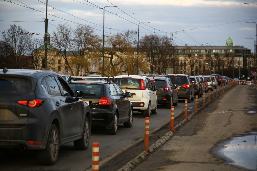 Kraków. Popołudniowe korki paraliżują ruch w mieście. Wyjazd z centrum to męka [ZDJĘCIA] 