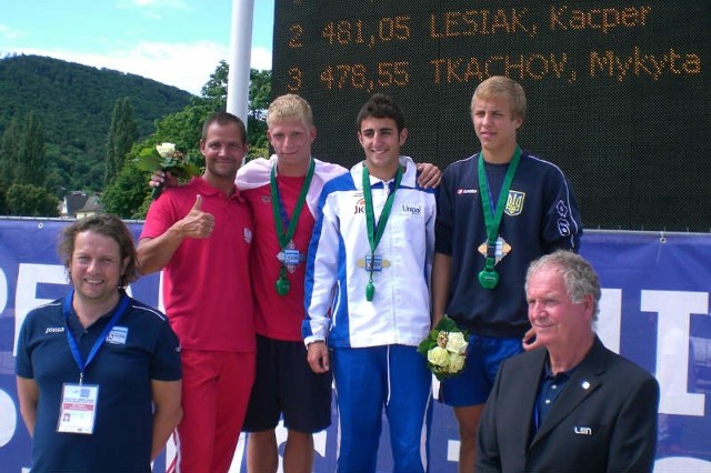 Wychowankowie i trenerzy Stali Rzeszów mają uzasadnione powody do radości. Nz. podium konkursu z metrowej trampoliny, od lewej (na podwyższeniu): trener kadry narodowej Polski juniorów Andrzej Kozdrański, Kacper Lesiak (srebrny medalista), Włoch Giovanni Tocci (zwycięzca), Ukrainiec Mykyta Tkachov (brązowy medalista).