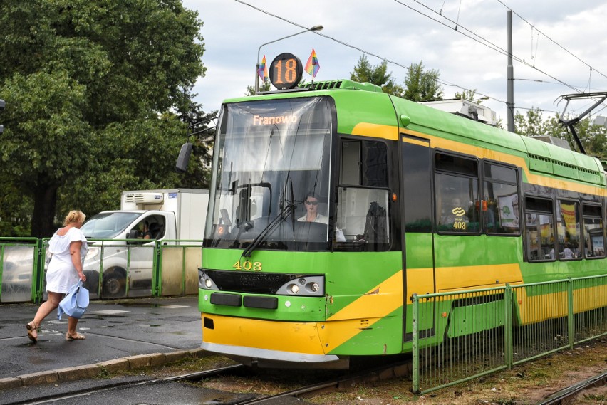 W piątek na poznańskich tramwajach pojawiły się tęczowe...