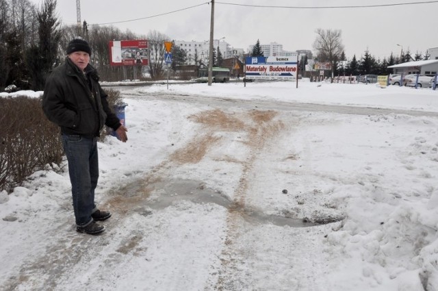 Woda na ulicę wylewa się od niedzieli - pokazuje Wiesław Borys