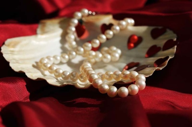 Biżuteria to na pewno dobry pomysł na walentynki. Kobiety przecież uwielbiają perły.