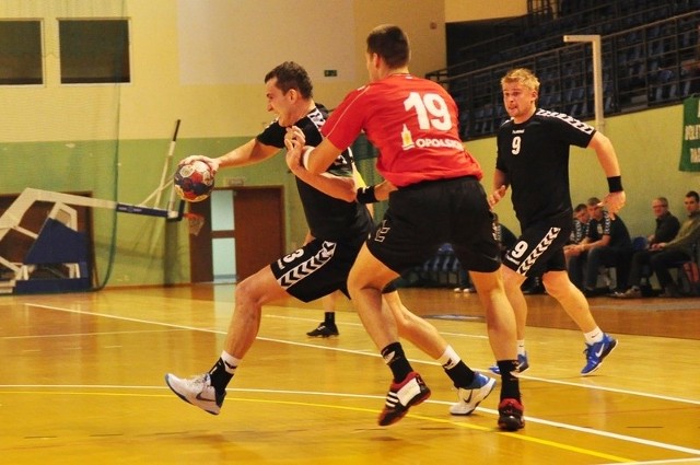 Damian Cupryś (z piłką) w meczu z Gwardią Opole zdobył cztery bramki, najwięcej z zawodników AZS Politechnika Radom.