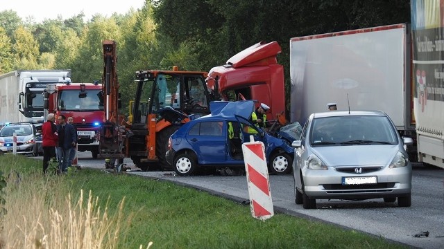 Na drodze nr 6 w Parsowie koło Biesiekierza zderzyło się siedem pojazdów, są poszkodowani droga jest zablokowana. Do wypadku doszło w pobliżu Biesiekierza w rejonie terenu budowy s6. Tu odbywa się ruch wahadłowy z uwagi na prowadzone prace. Kierowca samochodu ciężarowego nie zachował należytej ostrożności i uderzył w tył poprzedzającego pojazdu, ten w kolejny. Łącznie zderzyło się siedem pojazdów, siedem osób jest poszkodowanych. Policja zaleca objazdy do Szczecina przez Kraśnik i w kierunku Koszalina przez Parsowo. Aktualizacja: Droga została odblokowana. Obowiązuje jednak ruch wahadłowy.Rozmowa Tygodnia GK24