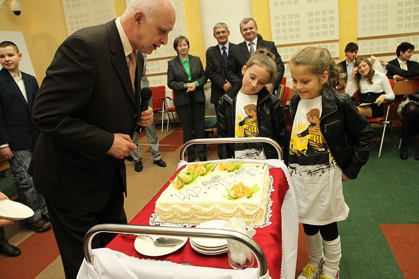 Marszalek rozdaje pieniądze na stypendia...