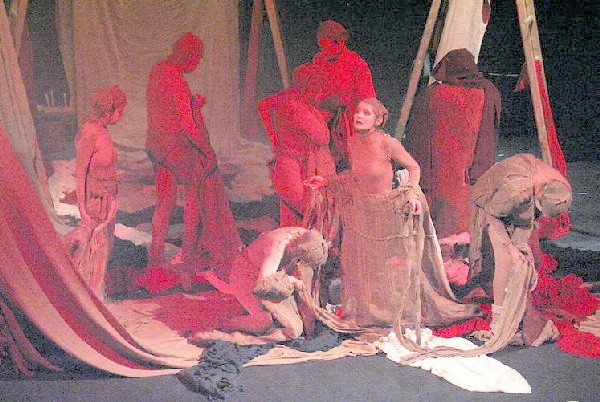Jedna z przejmujących, bardzo malarskich scen  sztuki"Hiob" według Karola Wojtyły, w  wykonaniu Teatru "Woskriesinnia" ze Lwowa.