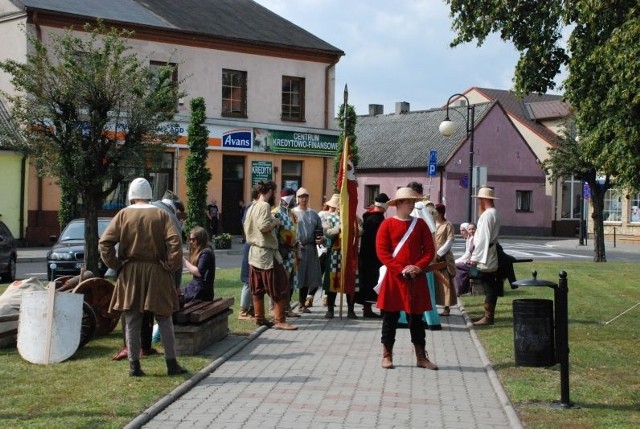 W sobotę, przed niedzielna bitwą pod Płowcami, na Rynku w Radziejowie zaprezentowały się drużyny rycerskie. W sobotę, przed niedzielna bitwą pod Płowcami, na Rynku w Radziejowie zaprezentowały się drużyny rycerskie.