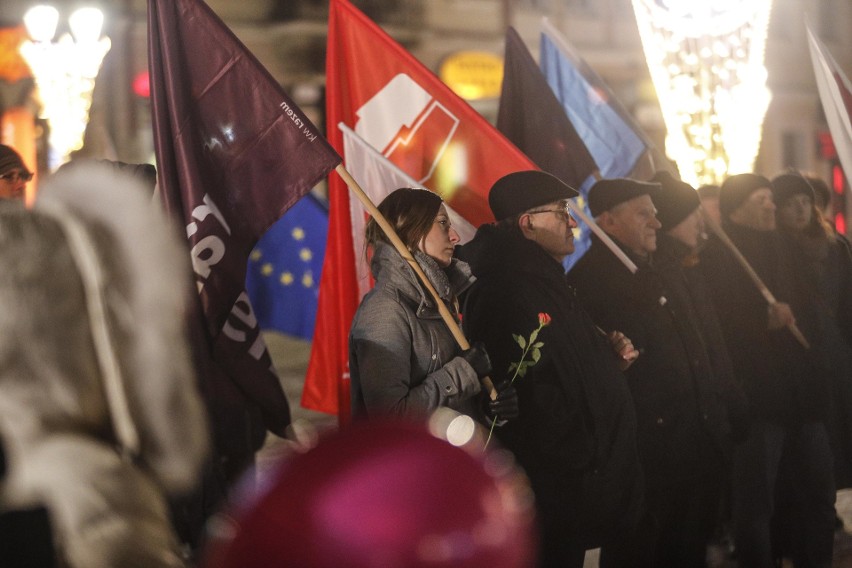 Około stu osób zgromadził dzisiejszy protest na rzeszowskim...