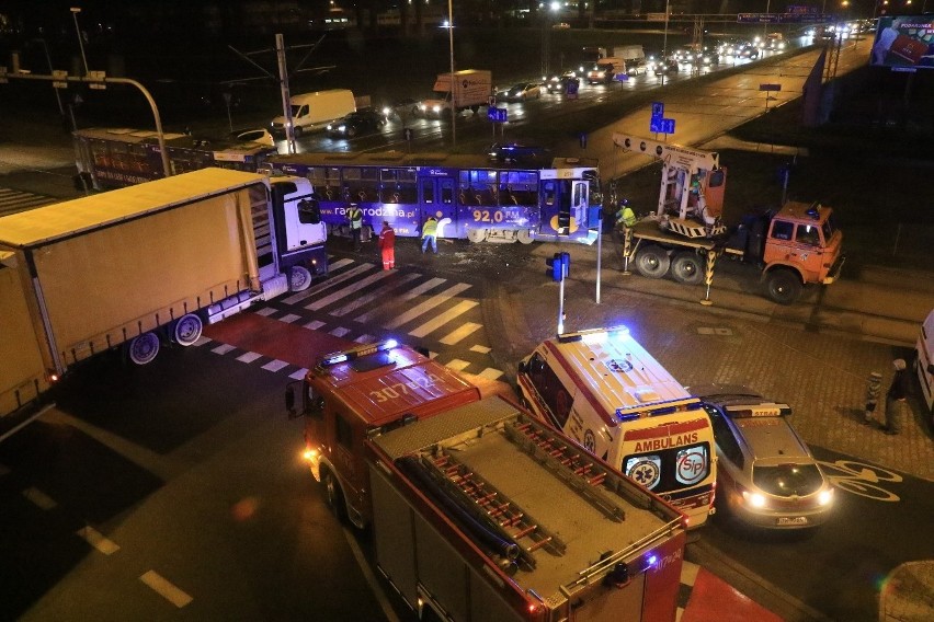 Wypadek na Kosmonautów, zerwana sieć trakcyjna czy brak...