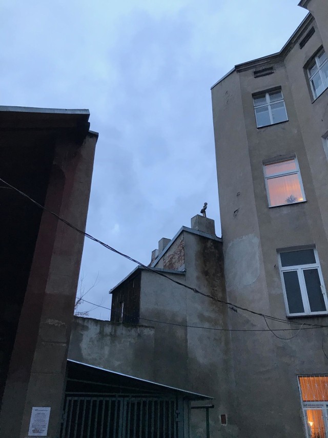 W środku zdjęcia komin, który utrudnia życie lokatorom mieszkań z oknami po prawej stronie fotografii