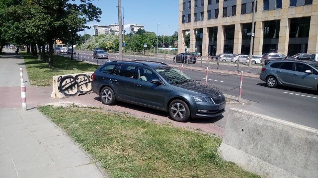 Parkowanie powinien mieć opanowane każdy kierowca. Nie wszyscy stosują się jednak do przyjętych zasad i utrudniają życie innym uczestnikom ruchu drogowego. Fot. Naszemiasto.pl