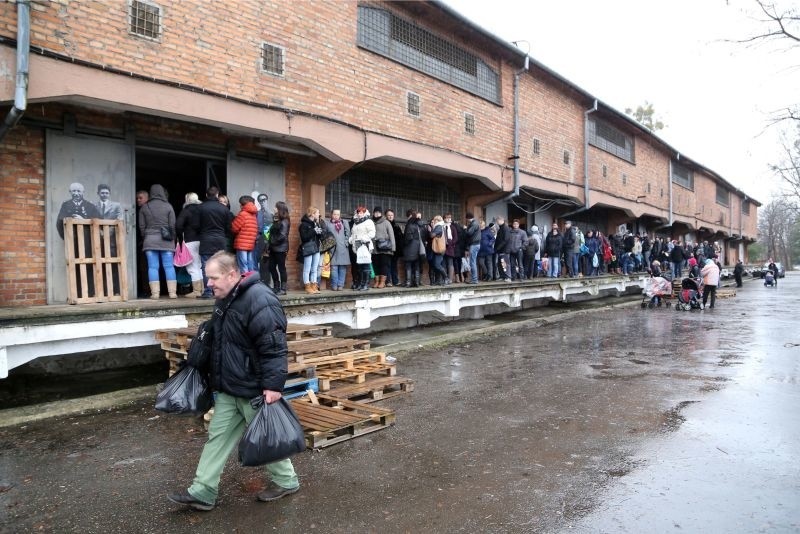 Ul. Węglowa. Stowarzyszenie Droga już wydaje świąteczne paczki (zdjęcia)