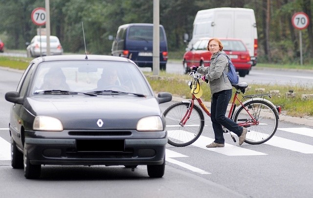 Henryka Czajor jest już na pasach, ale mimo to przejeżdża przed nią samochód. Do takich sytuacji dochodzi na Trasie Północnej w pobliżu ul. Rzeźniczaka