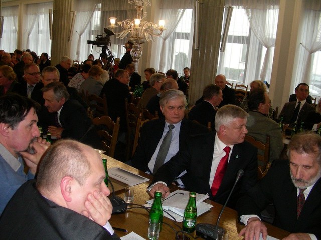 Na Wiejskiej samorządowców wspierali także politycy. Obok burmistrza Hajnówki siedział Włodzimierz Cimoszewicz (na zdjęciu). Za stołem prezydialnym miejsce zajmował Eugeniusz Czykwin.