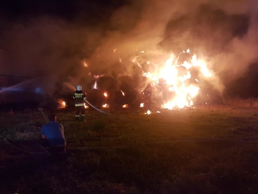 Kilka godzin walki z pożarem balotów słomy pod Koronowem [zdjęcia]