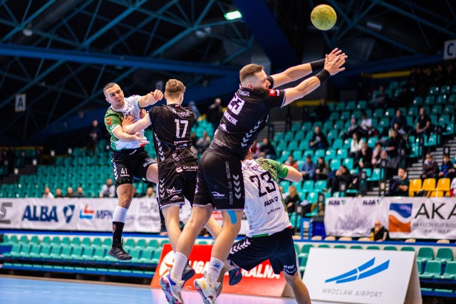 Handball StaL Mielec (czarne stroje) koncertowo rozegrała drugą połowę.