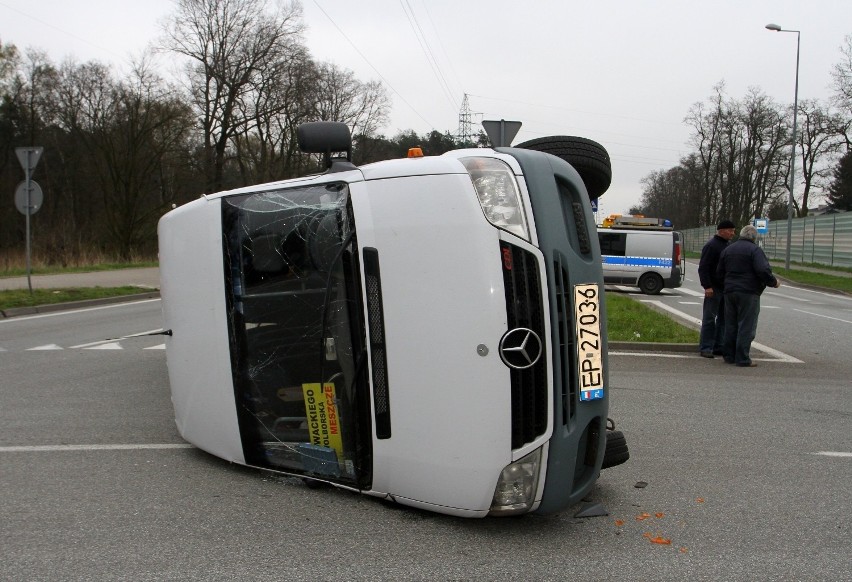 Wypadek w Piotrkowie. Bus przewrócony na bok po zderzeniu z ciężarówką [ZDJĘCIA]