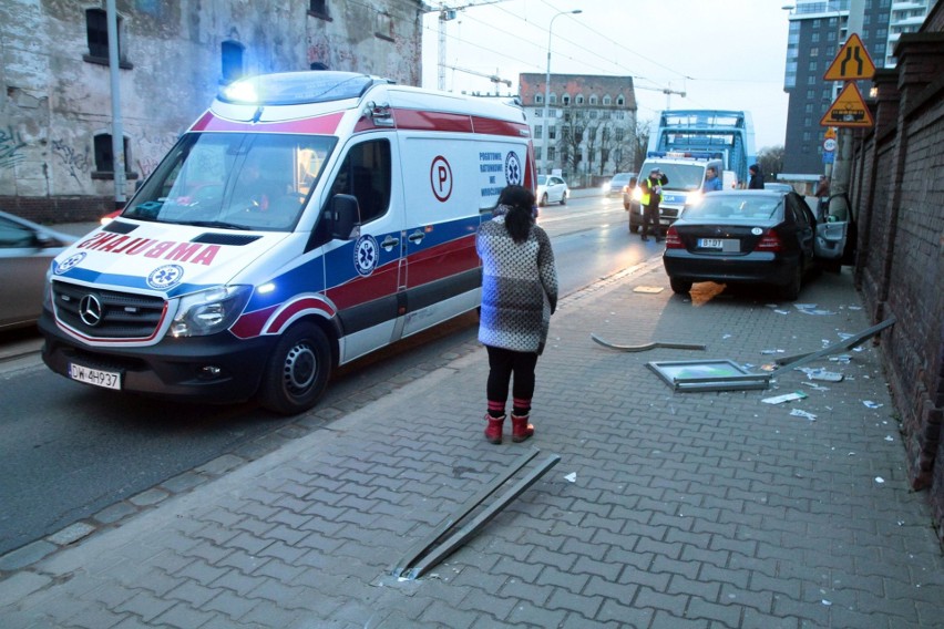 Wypadek na Nadodrzu. Mercedes wjechał na chodnik i staranował przystanek [ZDJĘCIA]