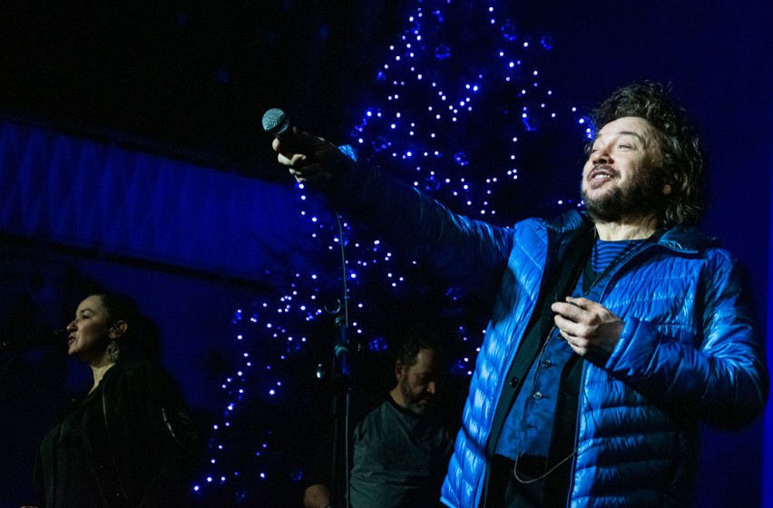 Emocjonalny koncert Mietka Szcześniaka w Tarnobrzegu. Gwiazda i publiczność wspomogli "Choinkę Życzeń" (ZDJĘCIA)