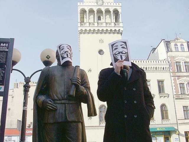 Irek zapowiada wzięcie udziału w żagańskiej manifestacji. założył nawet maskę Anonymouse, pomnikowi Keplera. - Wielki astronom z pewnością nie miałby nic przeciwko temu - zaznacza.