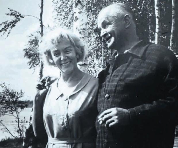 Alfred Szklarski  z żoną, umieścił Tomka na Czarnym Lądzie, na wojennej ścieżce, na tropach yeti, w Rosji i Chinach, wśród łowców głów, u źródeł Amazonki i w Gran Chaco w Ameryce Płd
