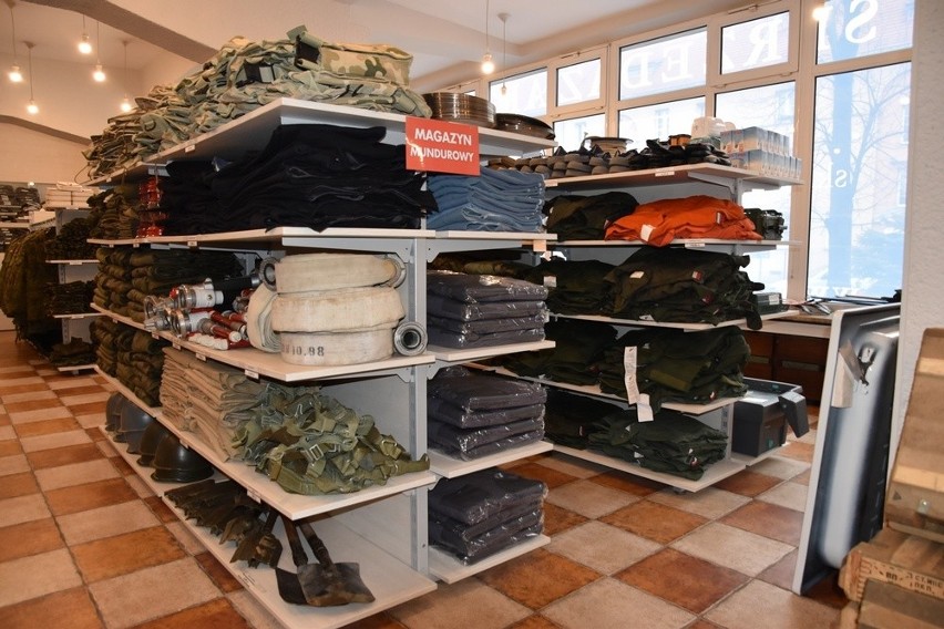 Kraków. Armia sprzedaje kurtki, koszule, a nawet zestawy narciarskie [ZDJĘCIA]