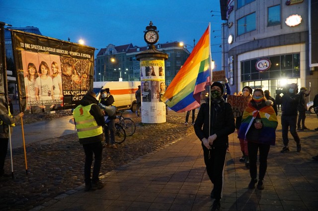 Pikieta w Poznaniu przerodziła się w przekrzykiwanie przeciwników aborcji z osobami potępiającymi wyrok Trybunału Konstytucyjnego .Kolejne zdjęcie-->