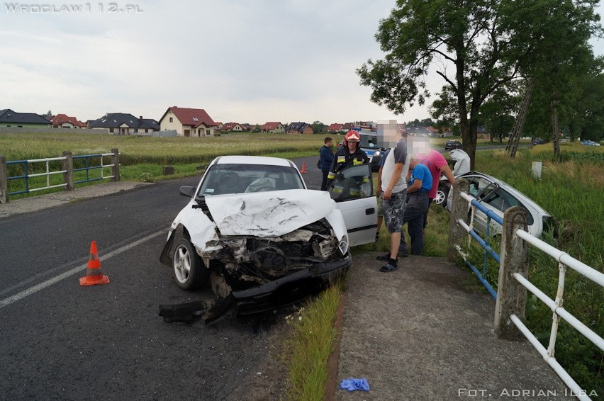 Wypadek pod Wrocławiem. Dwie osoby ranne. Auto w rowie (ZDJĘCIA)