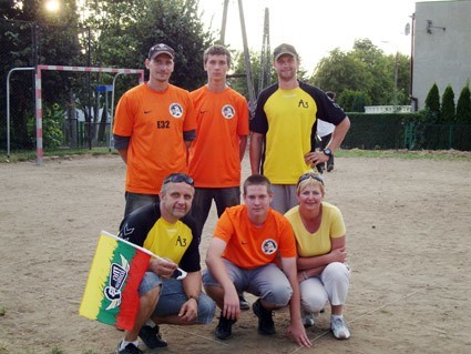 Pamiątkowe zdjęcie z teamem z Kowna. W pomarańczowych koszulkach Zemsta Teściowej. Od lewej stoją Paweł Baranowski, Marcin Piotrowski, klęczy Łukasz Onoszko.