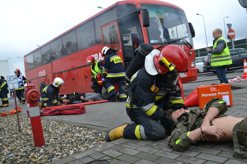 Przy autostradzie A1 w Żorach autobus stanął w ogniu. Strażacy wyciągali rannych ZDJĘCIA