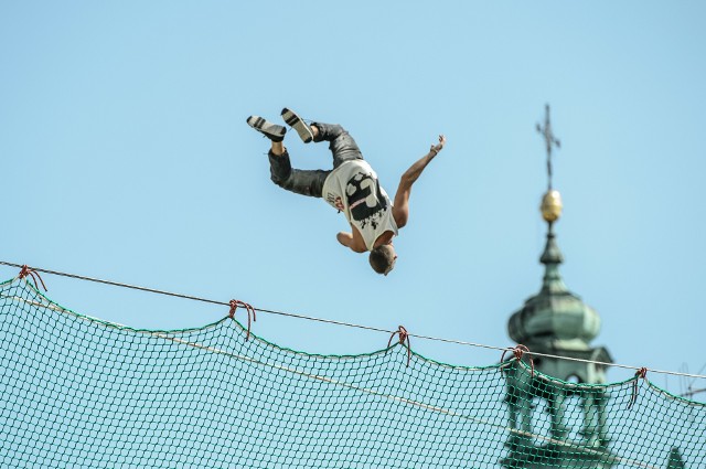 Spacer w chmurach. Ubran Highline Festival to jedna z największych atrakcji  Sztukmistrzów