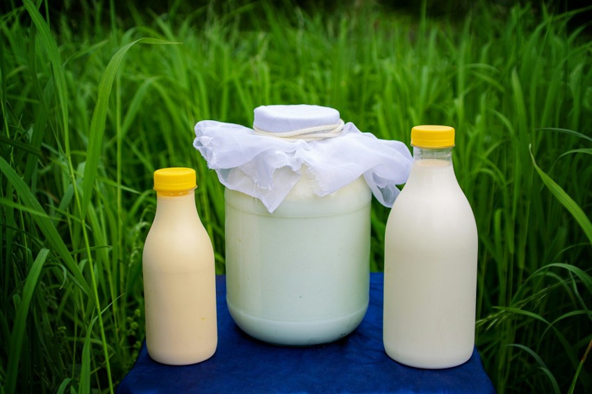 Mleko najczęściej jest sprzedawane w litrowych szklanych lub...