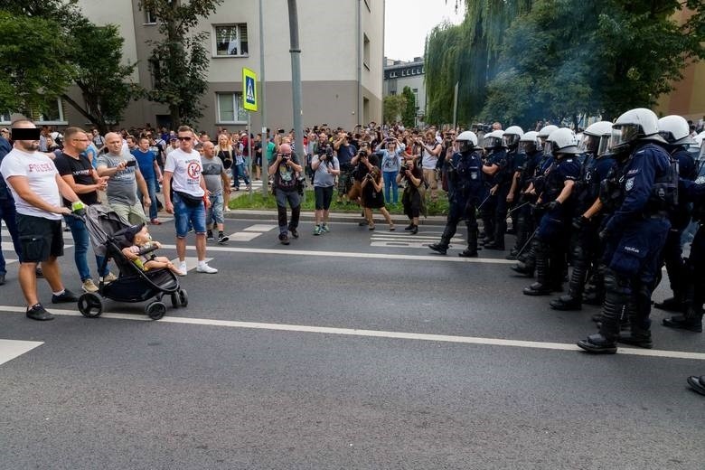 To zdjęcie z marszu równości w Białymstoku obiegło polskie i...