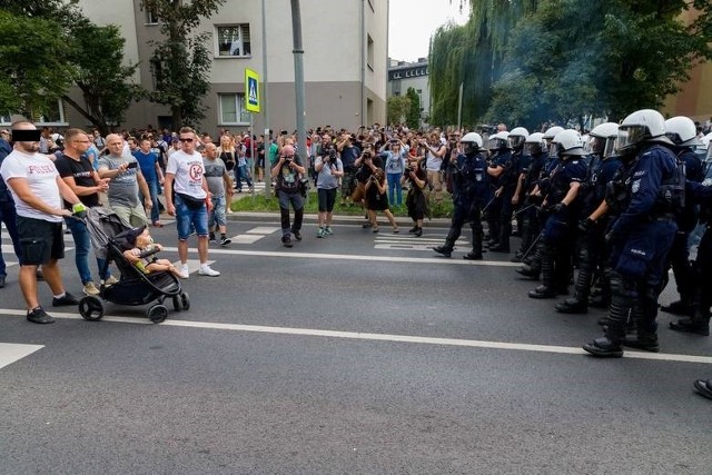To zdjęcie z marszu równości w Białymstoku obiegło polskie i światowe media. Internauci tworzyli prześmiewcze artykuły i memy z hasłami o "tacie z bąbelkiem na sobotnim spacerze" oraz dziecku jako żywej tarczy. Ale śledczym nie było do śmiechu i próbowali ustalić tożsamość mężczyzny. Ten w końcu sam zgłosił się na komendę.