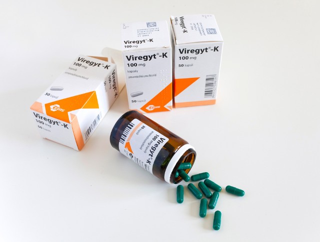 Amantadyna jest dostępna w Polsce w postaci leku o nazwie Viregyt K.